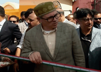 ‘ഇതു ഞാൻ മുറിക്കില്ല‘: ഉദ്ഘാടന വേളയിൽ ദേശീയ പതാകയ്ക്ക് സാമ്യമുള്ള ത്രിവർണ്ണ റിബൺ മുറിക്കാൻ വിസമ്മതിച്ച് ഒമർ അബ്‌ദുള്ള; വീഡിയോ വൈറൽ