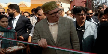 ‘ഇതു ഞാൻ മുറിക്കില്ല‘: ഉദ്ഘാടന വേളയിൽ ദേശീയ പതാകയ്ക്ക് സാമ്യമുള്ള ത്രിവർണ്ണ റിബൺ മുറിക്കാൻ വിസമ്മതിച്ച് ഒമർ അബ്‌ദുള്ള; വീഡിയോ വൈറൽ