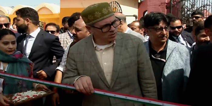 ‘ഇതു ഞാൻ മുറിക്കില്ല‘: ഉദ്ഘാടന വേളയിൽ ദേശീയ പതാകയ്ക്ക് സാമ്യമുള്ള ത്രിവർണ്ണ റിബൺ മുറിക്കാൻ വിസമ്മതിച്ച് ഒമർ അബ്‌ദുള്ള; വീഡിയോ വൈറൽ