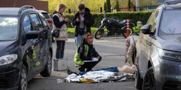ആദ്യം അക്രമി തെരുവിൽ സാധാരണക്കാർക്കെതിരെ വെടിയുതിർത്തു, പിന്നാലെ സൂപ്പർമാർ‍ക്കറ്റിൽ കയറി ആളുകളെ ബന്ദികളാക്കി!! യുക്രൈനിൽ വെടിവെപ്പിൽ മരണം ആറായി, 10 പേർക്ക് പരുക്ക്, മോസ്‌കോ സ്വദേശിയായ അക്രമിയെ സുരക്ഷാസേന വധിച്ചു
