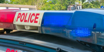 വാഹനം പാര്‍ക്ക് ചെയ്തതിനെ ചൊല്ലി തര്‍ക്കം, മൂര്‍ച്ചയുള്ള കത്തികൊണ്ട് 42 കാരന്റെ തല അറുത്തെടുത്ത് യുവാവ്, പ്രതിയെ നാട്ടുകാര്‍ തല്ലിക്കൊന്നു