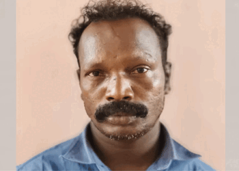 വീട്ടമ്മയെ കടന്നു പിടിച്ചത് തടഞ്ഞ ഭർത്താവിനെ വെട്ടി പരിക്കേൽപ്പിച്ചു; പോലീസിനെ കണ്ടതും  പ്രതി ആറ്റിലേയ്ക്ക് ‘മുങ്ങി‘; നീന്തി അവശനായി കുഴഞ്ഞപ്പോൾ  രക്ഷിച്ച് അറസ്റ്റ് ചെയ്തു