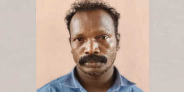 വീട്ടമ്മയെ കടന്നു പിടിച്ചത് തടഞ്ഞ ഭർത്താവിനെ വെട്ടി പരിക്കേൽപ്പിച്ചു; പോലീസിനെ കണ്ടതും  പ്രതി ആറ്റിലേയ്ക്ക് ‘മുങ്ങി‘; നീന്തി അവശനായി കുഴഞ്ഞപ്പോൾ  രക്ഷിച്ച് അറസ്റ്റ് ചെയ്തു