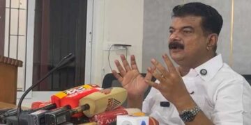 ബേപ്പൂരിൽ തോറ്റാൽ തല മൊട്ടയ‌ടിച്ച് രണ്ടു കാതിലും കമ്മലിട്ട് മാനാഞ്ചിറ റോഡ് വഴി മിഠായി തെരുവിലൂടെ റെയിൽവേ സ്റ്റേഷൻ വരെ നടക്കും, എന്തേ വെല്ലുവിളി ഏറ്റെടുക്കാൻ തയാറാണോ? കാതുകുത്തണ്ട, തല മൊട്ടയിടച്ചാൽ മതി… മുഹമ്മദ് റിയാസിനെ വെല്ലുവിളിച്ച് പി വി അൻവർ