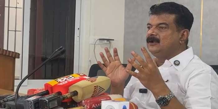 ബേപ്പൂരിൽ തോറ്റാൽ തല മൊട്ടയ‌ടിച്ച് രണ്ടു കാതിലും കമ്മലിട്ട് മാനാഞ്ചിറ റോഡ് വഴി മിഠായി തെരുവിലൂടെ റെയിൽവേ സ്റ്റേഷൻ വരെ നടക്കും, എന്തേ വെല്ലുവിളി ഏറ്റെടുക്കാൻ തയാറാണോ? കാതുകുത്തണ്ട, തല മൊട്ടയിടച്ചാൽ മതി… മുഹമ്മദ് റിയാസിനെ വെല്ലുവിളിച്ച് പി വി അൻവർ