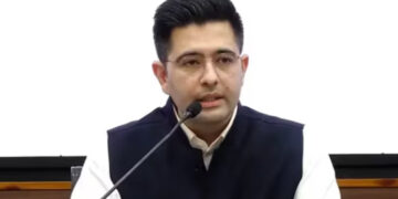 ‘വിഭീഷണൻ’, പാർട്ടിക്ക് ഉള്ളിൽ നിന്നുകൊണ്ട് തന്നെ പാര പണിഞ്ഞു, നിങ്ങൾ ബിജെപിയിൽ ചേരാൻ കാത്തിരിക്കുകയായിരുന്നു അല്ലേ?? താങ്കളെ  വിശ്വസിക്കാൻ കൊള്ളില്ല,  രാഘവ് ഛദ്ദക്കെതിരെ രൂക്ഷവിമര്‍ശനം