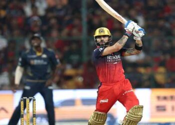 ആദ്യ ഓവറിലെ മൂന്നാം പന്ത്, ക്രീസിൽ ‘ചേസ് മാസ്റ്റർ’ കോലി… മുഹമ്മദ് സിറാജിന്റെ പന്തിൽ കിം​ഗിനെ സംപൂജ്യനായി മടക്കാവുള്ള സുവർണാവസരം വാഷിങ്ടൻ സുന്ദറിന്റെ കൈകളിലൂടെ ഊർന്ന് നിലംതൊട്ടു… ആ നിമിഷം കുറിക്കപ്പെട്ടു ​ഗുജറാത്തിന്റെ തോൽവി…