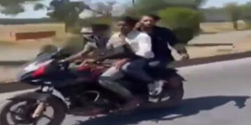 കയ്യില്‍ തോക്ക് പിടിച്ചും  കൈവിട്ട് ബൈക്കോടിച്ചും റീല്‍സ് ചിത്രീകരണം, കയ്യില്‍ തോക്കും, ലോറിയിലിടിച്ച് മൂന്ന് സഹോദരന്മാര്‍ക്ക് ദാരുണാന്ത്യം,