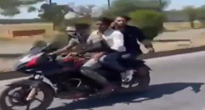 കയ്യില്‍ തോക്ക് പിടിച്ചും  കൈവിട്ട് ബൈക്കോടിച്ചും റീല്‍സ് ചിത്രീകരണം, കയ്യില്‍ തോക്കും, ലോറിയിലിടിച്ച് മൂന്ന് സഹോദരന്മാര്‍ക്ക് ദാരുണാന്ത്യം,