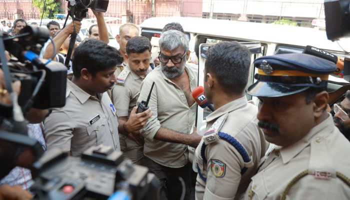 രഞ്ജിത്ത് സിനിമകളിലെ സ്ത്രീ വിരുദ്ധത അതേ പോലെ നിത്യജീവിതത്തിലും പ്രയോഗവത്കരിക്കുകയാണ്, അയാളുടേത് ഒരു കലാകാരനും അനുവർത്തിക്കാൻ പാടില്ലാത്ത പെരുമാറ്റം, സമയം കിട്ടുമ്പോൾ ശാന്തമായി ‘പെയിന്റിങ് ലൈഫ്’ എന്ന സിനിമ കാണണം, ഒരുപക്ഷെ അത് നിങ്ങളെ കൂടുതൽ മെച്ചപ്പെട്ട ഒരു മനുഷ്യൻ ആക്കിയേക്കാം- സംവിധായകൻ ഡോ. ബിജു