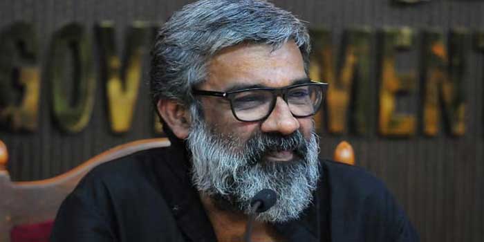 അറസ്റ്റ് ചെയ്ത് കോടതിയിൽ ഹാജരാക്കാനുള്ള പോലീസ് നീക്കത്തിനിടെ സംവിധായകൻ രഞ്ജിത്തിന് ദേഹാസ്വാസ്ഥ്യം, പരിശോധനയിൽ രക്തസമ്മർദ്ദം സാധാരണനിലയിൽ, ഹൃദയസംബന്ധമായ പ്രശ്നങ്ങൾ ഒന്നുമില്ല- പരിശോധിച്ച ഡോക്ടർമാർ… വീണ്ടും പോലീസ് സ്റ്റേഷനിലേക്ക്!! വ്യാജപരാതി- ഒറ്റവാക്കിൽ മറുപടി നൽകി സംവിധായകൻ