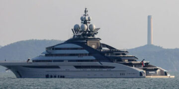 യു എസ് ഉപരോധം കാറ്റില്‍ പറത്തി റഷ്യ, പുടിന്റെ ഉറ്റ സുഹൃത്തിന്റെ ആഡംബര കപ്പൽ ഹുർമുസ് കടന്നു, ഇറാന്‍ – റഷ്യ നയതന്ത്ര ബന്ധം ശക്തമാകുന്നു