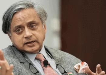 ‘ഇടതു ഭരണത്തോടുള്ള നീരസത്താൽ ആരും സർക്കാർ വിരുദ്ധ വോട്ടുകൾ ബിജെപിക്ക് നല്കിയേക്കല്ലേ…അതുകൊണ്ടൊരു പ്രയോജനവുമില്ല; മാറ്റത്തിനാണ് വോട്ടുചെയ്യുന്നതെങ്കിൽ അത് എത്തേണ്ടത് യു.ഡി.എഫിലേക്കാണ്‘ – ശശി തരൂർ