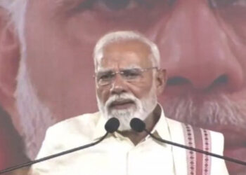 ‘ഇത് റേസിസമാണ്… നോർത്തും സൗത്തും തമ്മിലുള്ള വംശീയ വിഭജനം…’ തമിഴ്‌നാട്ടിലെത്തിയപ്പോള്‍ മോദിയുടെ നിറം കറുത്തതായതെങ്ങനെ?? ബംഗാളില്‍ പോയപ്പോള്‍ ടാഗോറിനെപ്പോലെ താടി നീട്ടി വളര്‍ത്തി, ‘50 ഷേയ്ഡ്സ് ഓഫ് മോദിജി’, വിവാദമായി മോദിയുടെ മേക്കപ്പ്