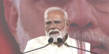 ‘ഇത് റേസിസമാണ്… നോർത്തും സൗത്തും തമ്മിലുള്ള വംശീയ വിഭജനം…’ തമിഴ്‌നാട്ടിലെത്തിയപ്പോള്‍ മോദിയുടെ നിറം കറുത്തതായതെങ്ങനെ?? ബംഗാളില്‍ പോയപ്പോള്‍ ടാഗോറിനെപ്പോലെ താടി നീട്ടി വളര്‍ത്തി, ‘50 ഷേയ്ഡ്സ് ഓഫ് മോദിജി’, വിവാദമായി മോദിയുടെ മേക്കപ്പ്