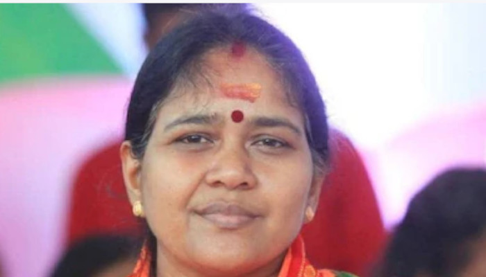 വീട്ടിലെത്തി വോട്ടര്മാര്ക്ക് പണം നല്കി ബിജെപി പ്രവര്ത്തകര്, വീഡിയോ പകര്ത്തിയ കോണ്ഗ്രസ് പ്രവര്ത്തകരെ ഭീഷണിപ്പെടുത്തി ശോഭാ സുരേന്ദ്രന്, ബിജെപി പ്രതിരോധത്തില്