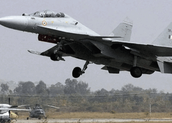 പൂനൈ വിമാനത്താവളത്തിൽ സുഖോയ് യുദ്ധ വിമാനം ഇടിച്ചിറങ്ങി; ആഭ്യന്തര, രാജ്യാന്തര സർവീസുകൾ തടസ്സപ്പെട്ടു; ചക്രങ്ങൾ വിന്യസിക്കുന്നതിൽ ഉണ്ടായ തകരാറാണ് അപകട കാരണമെന്ന് വിവരം; റൺവേ താൽക്കാലികമായി അടച്ചു