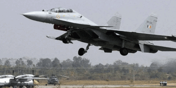 പൂനൈ വിമാനത്താവളത്തിൽ സുഖോയ് യുദ്ധ വിമാനം ഇടിച്ചിറങ്ങി; ആഭ്യന്തര, രാജ്യാന്തര സർവീസുകൾ തടസ്സപ്പെട്ടു; ചക്രങ്ങൾ വിന്യസിക്കുന്നതിൽ ഉണ്ടായ തകരാറാണ് അപകട കാരണമെന്ന് വിവരം; റൺവേ താൽക്കാലികമായി അടച്ചു