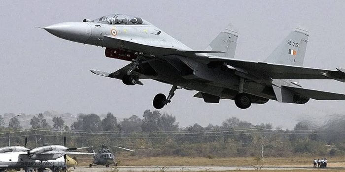 പൂനൈ വിമാനത്താവളത്തിൽ സുഖോയ് യുദ്ധ വിമാനം ഇടിച്ചിറങ്ങി; ആഭ്യന്തര, രാജ്യാന്തര സർവീസുകൾ തടസ്സപ്പെട്ടു; ചക്രങ്ങൾ വിന്യസിക്കുന്നതിൽ ഉണ്ടായ തകരാറാണ് അപകട കാരണമെന്ന് വിവരം; റൺവേ താൽക്കാലികമായി അടച്ചു