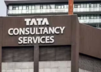 “ഭർത്താവ് സ്ഥലത്തില്ലാത്തപ്പോൾ നീ എങ്ങനെയാണ് ഒറ്റയ്ക്ക് കഴിയുന്നത്? എന്ത് സഹായത്തിനും ഞാൻ തയ്യാറാണ്, എന്റെ കൂടെ പുറത്തുവരൂ… എന്തെങ്കിലും സംഭവിച്ചാലും ആരും അറിയില്ല’, തുടയിലും തോളിലും കൈവച്ച് സംസാരം, പരിപാടിക്കിടെ സാരി പിടിച്ചുവലിച്ചു, ടിസിഎസ് ജീവനക്കാര്‍ക്കെതിരെ ഞെട്ടിപ്പിക്കുന്ന വെളിപ്പെടുത്തലുമായി യുവതി