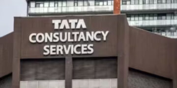 “ഭർത്താവ് സ്ഥലത്തില്ലാത്തപ്പോൾ നീ എങ്ങനെയാണ് ഒറ്റയ്ക്ക് കഴിയുന്നത്? എന്ത് സഹായത്തിനും ഞാൻ തയ്യാറാണ്, എന്റെ കൂടെ പുറത്തുവരൂ… എന്തെങ്കിലും സംഭവിച്ചാലും ആരും അറിയില്ല’, തുടയിലും തോളിലും കൈവച്ച് സംസാരം, പരിപാടിക്കിടെ സാരി പിടിച്ചുവലിച്ചു, ടിസിഎസ് ജീവനക്കാര്‍ക്കെതിരെ ഞെട്ടിപ്പിക്കുന്ന വെളിപ്പെടുത്തലുമായി യുവതി