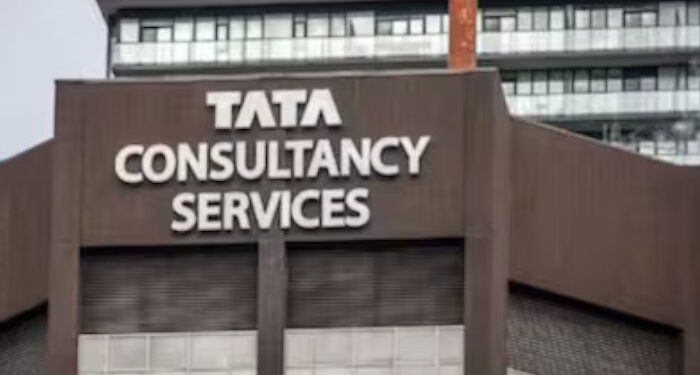 “ഭർത്താവ് സ്ഥലത്തില്ലാത്തപ്പോൾ നീ എങ്ങനെയാണ് ഒറ്റയ്ക്ക് കഴിയുന്നത്? എന്ത് സഹായത്തിനും ഞാൻ തയ്യാറാണ്, എന്റെ കൂടെ പുറത്തുവരൂ… എന്തെങ്കിലും സംഭവിച്ചാലും ആരും അറിയില്ല’, തുടയിലും തോളിലും കൈവച്ച് സംസാരം, പരിപാടിക്കിടെ സാരി പിടിച്ചുവലിച്ചു, ടിസിഎസ് ജീവനക്കാര്‍ക്കെതിരെ ഞെട്ടിപ്പിക്കുന്ന വെളിപ്പെടുത്തലുമായി യുവതി