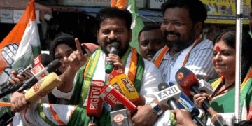 ‘നീ പോ മോനേ വിജയാ; എക്പയറി ഡേറ്റ് കഴിഞ്ഞല്ലോ? ‘- നേമത്ത് ശബരീനാഥിനുവേണ്ടി തെലങ്കാന മുഖ്യമന്ത്രി രേവന്ത് റെഡ്ഡി;  ‘വിജയനും മോദിയും സഹോദരന്മാർ; അവരെ ഒരു പാഠം പഠിപ്പിക്കണം’