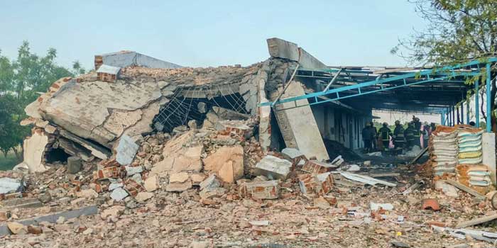 ഞായറാഴ്ച അവധിയുള്ള പടക്ക യൂണിറ്റ് പ്രവർത്തിപ്പിച്ചത് 23 ന് തെരഞ്ഞെടുപ്പിന് അവധി നൽകേണ്ടതിനാൽ!! തമിഴ്നാട്ടിൽ പടക്ക നിർമാണ യൂണിറ്റിൽ വൻ സ്ഫോടനം, 16 മരണം, മൃതദേഹങ്ങൾ തിരിച്ചറിയാനാകാത്തവിധം ചിന്നിച്ചിതറി, ആറുപേർക്ക് ​ഗുരുതര പരുക്ക്, അപകട സമയത്ത് യൂണിറ്റിലുണ്ടായിരുന്നത് മുപ്പതിലധികം ജീവനക്കാർ