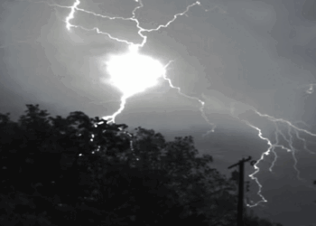 ഇന്ത്യയോട് ചേർന്ന് ആയിരം കിലോമീറ്റർ നീളത്തിൽ വ്യാപിച്ചുകിടക്കുന്ന വൻ മേഘക്കൂട്ടങ്ങളുടെ ഉപഗ്രഹ ചിത്രങ്ങൾ; അഞ്ചു സംസ്ഥാനങ്ങളിൽ കനത്ത മഴയ്ക്ക് സാധ്യത; പൊതുജനങ്ങളോട് ഔദ്യോഗിക നിർദേശങ്ങൾ കൃത്യമായി പാലിക്കണമെന്ന് മുന്നറിയിപ്പ്