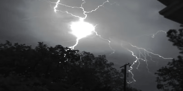 ഇന്ത്യയോട് ചേർന്ന് ആയിരം കിലോമീറ്റർ നീളത്തിൽ വ്യാപിച്ചുകിടക്കുന്ന വൻ മേഘക്കൂട്ടങ്ങളുടെ ഉപഗ്രഹ ചിത്രങ്ങൾ; അഞ്ചു സംസ്ഥാനങ്ങളിൽ കനത്ത മഴയ്ക്ക് സാധ്യത; പൊതുജനങ്ങളോട് ഔദ്യോഗിക നിർദേശങ്ങൾ കൃത്യമായി പാലിക്കണമെന്ന് മുന്നറിയിപ്പ്