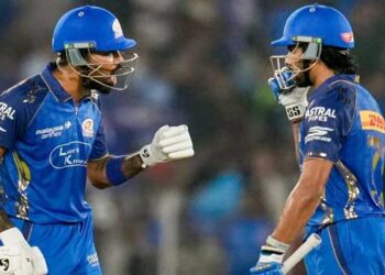 ‘തു കരേഗ, തു കർക്കെ ദിഖായേഗ!”- പാണ്ഡ്യ… ദയവായി അൽപം ശാന്തനാകൂ ഭയ്യാ, അതെ, ഞാൻ അത് ചെയ്യാം, വിഷമിക്കേണ്ട- തിലക്… 22 പന്തിൽ വെറും 19 റൺസ്, ഹർദ്ദിക്കിന്റെ ഒറ്റ വിരട്ടലിൽ തിലക് നന്നായി… പിന്നെ മോദി സ്റ്റേഡിയം കണ്ടത് അഹമ്മദാബാദിൽ  ‘തു കരേഗ, തു കർക്കെ ദിഖായേഗ!”- പാണ്ഡ്യ… ദയവായി അൽപം ശാന്തനാകൂ ഭയ്യാ, അതെ, ഞാൻ അത് ചെയ്യാം, വിഷമിക്കേണ്ട- തിലക്… 22 പന്തിൽ വെറും 19 റൺസ്, ഹർദ്ദിക്കിന്റെ ഒറ്റ വിരട്ടലിൽ തിലക് നന്നായി… പിന്നെ മോദി സ്റ്റേഡിയം കണ്ടത് തിലകിന്റെ വക അഹമ്മദാബാദിൽ വെടിക്കെട്ട്!! 45 പന്തിൽ 101*… Video