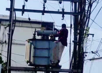 ഏഴു മാസം ഗർഭിണിയായ കാമുകിയെ വീട്ടിലേക്ക് കൊണ്ടുവന്നതിനു പിന്നാലെ ഭാര്യ ഇറങ്ങിപ്പോയി,  നട്ടപാതിരയ്ക്ക് ഭാര്യ വീടിന് സമീപത്തെ ട്രാൻസ്ഫോമറില്‍ കയറി ആത്മഹത്യാ ഭീഷണി മുഴക്കി 23 കാരന്‍,  കൊന്നാലും തിരികെ പോകില്ലെന്ന് യുവതി, യുവാവിനെ താഴെയിറക്കിയത് മണിക്കകൂറുകള്‍ക്കൊടുവില്‍