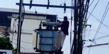 ഏഴു മാസം ഗർഭിണിയായ കാമുകിയെ വീട്ടിലേക്ക് കൊണ്ടുവന്നതിനു പിന്നാലെ ഭാര്യ ഇറങ്ങിപ്പോയി,  നട്ടപാതിരയ്ക്ക് ഭാര്യ വീടിന് സമീപത്തെ ട്രാൻസ്ഫോമറില്‍ കയറി ആത്മഹത്യാ ഭീഷണി മുഴക്കി 23 കാരന്‍,  കൊന്നാലും തിരികെ പോകില്ലെന്ന് യുവതി, യുവാവിനെ താഴെയിറക്കിയത് മണിക്കകൂറുകള്‍ക്കൊടുവില്‍