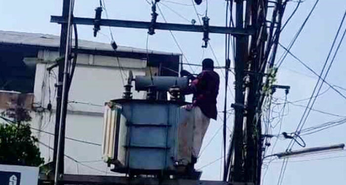 ഏഴു മാസം ഗർഭിണിയായ കാമുകിയെ വീട്ടിലേക്ക് കൊണ്ടുവന്നതിനു പിന്നാലെ ഭാര്യ ഇറങ്ങിപ്പോയി,  നട്ടപാതിരയ്ക്ക് ഭാര്യ വീടിന് സമീപത്തെ ട്രാൻസ്ഫോമറില്‍ കയറി ആത്മഹത്യാ ഭീഷണി മുഴക്കി 23 കാരന്‍,  കൊന്നാലും തിരികെ പോകില്ലെന്ന് യുവതി, യുവാവിനെ താഴെയിറക്കിയത് മണിക്കകൂറുകള്‍ക്കൊടുവില്‍