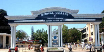 വാതിലുകളില്ലാതെ തുണി കെട്ടിവച്ച് തിരുവനന്തപുരം മെഡിക്കൽ കോളജ് ഐസിയു, ഒരു മാസത്തോളം രോഗികള്‍ കഴിയുന്നത് ഒരു സുരക്ഷയുമില്ലാതെ