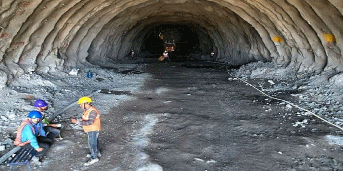 ഉരുൾപൊട്ടൽ സാധ്യതാ മേഖലയിലൂടെയാണ് വയനാട് തുരങ്കപാതയെന്ന് ഹർജിക്കാർ; അക്കാര്യം ശാസ്ത്രജ്ഞരും എൻജിനിയർമാരും നോക്കിക്കൊള്ളുമെന്ന് സുപ്രീംകോടതി