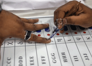 ക്യാമറയുള്ള കണ്ണട ധരിച്ച് ‘ഹൈടെക്ക് ലുക്കിൽ‘ പോളിംഗ് ബൂത്തിൽ; യുഡിഎഫ് ചീഫ് ഇലക്ഷൻ ഏജന്റിനെ കൈയ്യോടെ പിടികൂടി; കണ്ണട പിടിച്ചെടുത്തു