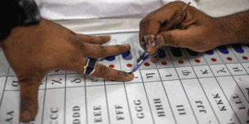 ക്യാമറയുള്ള കണ്ണട ധരിച്ച് ‘ഹൈടെക്ക് ലുക്കിൽ‘ പോളിംഗ് ബൂത്തിൽ; യുഡിഎഫ് ചീഫ് ഇലക്ഷൻ ഏജന്റിനെ കൈയ്യോടെ പിടികൂടി; കണ്ണട പിടിച്ചെടുത്തു