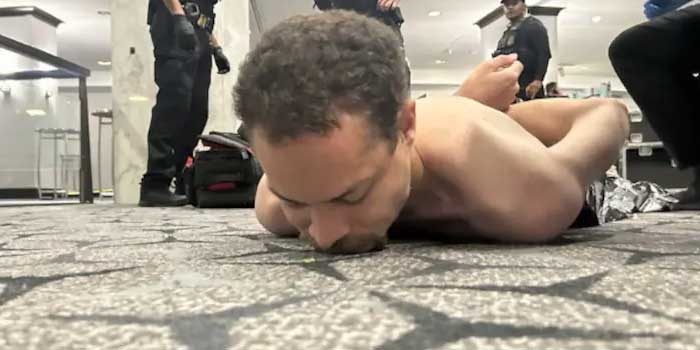 ‘ചടങ്ങിൽ പങ്കെടുത്തവരിൽ പലരും കുറ്റങ്ങളിൽ പങ്കാളികൾ… മറ്റൊരാളുടെ പീഡനത്തെ കണ്ട് മിണ്ടാതിരിക്കുക അത് അംഗീകരിക്കുന്നതുപോലെ’… വൈറ്റ് ഹൗസ് മാധ്യമ വിരുന്നിനിടെ വെടിവെപ്പ് തടയാനായത് പ്രതി ആക്രമണത്തിന് 10 മിനിറ്റ് മുൻപ് കുടുംബത്തിനയച്ച മാനിഫെസ്റ്റോ, കൊല്ലാനുള്ളവരുടെ പട്ടികയിൽ നിന്ന് എഫ്‌ബിഐ ഡയറക്ടറെ ഒഴിവാക്കി പ്രതി