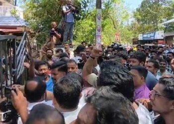 കിറ്റിനു പിന്നിൽ കൊച്ചിയിലുള്ള പിആർ ഏജൻസി, കിറ്റിനു പുറമേ സാരി, പണം എന്നിവയും വിതരണം ചെയ്യുന്നു, ബിജെപിയെ സഹായിക്കാൻ തെരഞ്ഞെടുപ്പ് കമ്മിഷന്റെ ഒരു വിഭാഗം ഒബ്‌സർവർമാരും പോലീസും- ടി എൻ പ്രതാപൻ!! ഓർഡർ നൽകിയ ആളെ പ്രതിയാക്കി കേസെടുക്കാൻ കോടതി അനുമതി