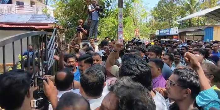 കിറ്റിനു പിന്നിൽ കൊച്ചിയിലുള്ള പിആർ ഏജൻസി, കിറ്റിനു പുറമേ സാരി, പണം എന്നിവയും വിതരണം ചെയ്യുന്നു, ബിജെപിയെ സഹായിക്കാൻ തെരഞ്ഞെടുപ്പ് കമ്മിഷന്റെ ഒരു വിഭാഗം ഒബ്‌സർവർമാരും പോലീസും- ടി എൻ പ്രതാപൻ!! ഓർഡർ നൽകിയ ആളെ പ്രതിയാക്കി കേസെടുക്കാൻ കോടതി അനുമതി