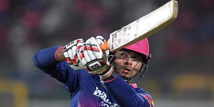 ആ തോൽവി ചെക്കനങ്ങനെ മറക്കാനാവുമോ? പ്രഫുൽ ഹിംഗെയുടെ ആദ്യ ഓവറിൽ മാത്രം നാല് സിക്സറുകൾ…ആറ് ബോളിൽ അഞ്ച് സിക്സറുകൾ… നിലപാട് വ്യക്തമാക്കി സൂര്യവംശി!! ജയ്‌സ്വാൾ പുറത്ത്