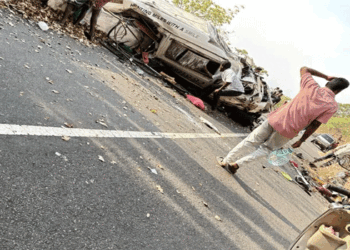 മലപ്പുറത്തുനിന്നും  വിനോദയാത്രയ്ക്കു പോയ സംഘം സഞ്ചരിച്ച ടെമ്പോ ട്രാവലർ വാൽപ്പാറയിൽ അപകടത്തിൽപ്പെട്ടു; 9 പേർ മരിച്ചു; പരിക്കേറ്റവരുടെ നില ഗുരുതരം