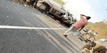 മലപ്പുറത്തുനിന്നും  വിനോദയാത്രയ്ക്കു പോയ സംഘം സഞ്ചരിച്ച ടെമ്പോ ട്രാവലർ വാൽപ്പാറയിൽ അപകടത്തിൽപ്പെട്ടു; 8 പേർ മരിച്ചു; പരിക്കേറ്റവരുടെ നില ഗുരുതരം