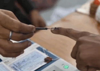 വോട്ടെടുപ്പ് ആരംഭിച്ചു;  ബൂത്തുകളുടെ എണ്ണം വർദ്ധിപ്പിച്ചിരിക്കുന്നതിനാൽ വോട്ടർമാർക്ക് അധിക നേരം ക്യൂ നിൽക്കേണ്ടി വരില്ലെന്ന് തിര. കമ്മീഷൻ;  കേരളത്തിനൊപ്പം അസമും പുതുച്ചേരിയും ഇന്ന് വിധിയെഴുതും