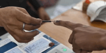 വോട്ടെടുപ്പ് ആരംഭിച്ചു; ബൂത്തുകളുടെ എണ്ണം വർദ്ധിപ്പിച്ചിരിക്കുന്നതിനാൽ വോട്ടർമാർക്ക് അധിക നേരം ക്യൂ നിൽക്കേണ്ടി വരില്ലെന്ന് തിര. കമ്മീഷൻ; കേരളത്തിനൊപ്പം അസമും പുതുച്ചേരിയും ഇന്ന് വിധിയെഴിതും