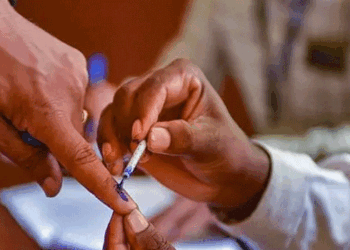 താമരയ്ക്ക് കുത്തിയ്ക്കാൻ ശ്രമം; മാനന്തവാടിയിൽ ബിജെപിയ്ക്ക് വോട്ട് ചെയ്യാൻ വോട്ടർമാരെ പ്രേരിപ്പിച്ചെന്ന പരാതിയിൽ പോളിങ് ഓഫീസറെ മാറ്റി