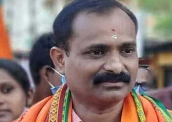 മാർച്ചിനിടെ വനിതാപ്രവർത്തകയെ നൗഫൽ എന്ന പോലീസുകാരൻ കടിച്ചു മുറിവേൽപ്പിച്ചു, പ്രവർത്തകർക്കു നേരെ മലിനജലമാണ് ജലപീരങ്കിയിൽ ഉപയോ​ഗിച്ചത്, മലമുകളിൽ നടന്ന സംഘർഷത്തിൽ വയർലെസ് സെറ്റുപയോഗിച്ച് പ്രവർത്തകന്റെ മുഖത്തിടിച്ച് ഗുരുതരമായി പരുക്കേൽപ്പിച്ചു, സിഐ വിപിൻ സുജിത്തിന്റെ തലയ്ക്കടിച്ചു, 12 സ്റ്റിച്ചാണ് തലയിലിട്ടത്… മേയർ വി വി രാജേഷ്