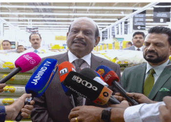 ‘ലോൺ എടുത്തിട്ടായാലും ശമ്പളം കൊടുക്കും; ജീവനക്കാരുടെ ശമ്പളം മുടക്കില്ല; കുറയ്ക്കുകയുമില്ല’- യൂസഫലി; പതറാതെ നിൽക്കുന്നതാണ് നമ്മുടെ കടമയും ബാധ്യതയും