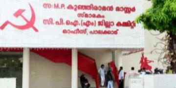 എന്റെ ഔദാര്യത്തിലാണ് നീ പാർട്ടി കമ്മിറ്റിയിൽ ഇരിക്കുന്നത്’… ഏരിയക്കമ്മിറ്റി അംഗത്തിനെതിരെ ജില്ലാ സെക്രട്ടറിയുടെ അധിക്ഷേപം, പിന്നാലെ തരംതാഴ്ത്തി, പാലക്കാട് സിപിഎമ്മിൽ കൂട്ടരാജി, മുപ്പതോളം പേർ പാർട്ടി വിടുന്നു.. ഉത്തര മലബാറിലെ നിയുക്ത എംഎൽഎയുടെ നേതൃത്വത്തിൽ പാലക്കാട് കൺവെൻഷൻ ഉണ്ടാകും, സിപിഎമ്മിലെ അതൃപ്തർ അതിൽ പങ്കെടുക്കും- പാർട്ടിവിടാൻ നിൽക്കുന്നവരുടെ വെല്ലുവിളി